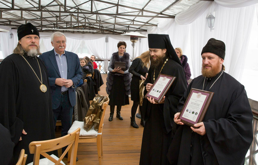 Награждение памятными грамотами участников четвёртого ежегодного паломничества о местам скорбного посмертного пути Елисаветы Феодоровны