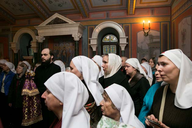 Во время молебна в честь заложения частицы Древа Креста Господня в Годеновский Крест в храме Святой преподобномученицы Елисаветы в Покровском-Стрешневе