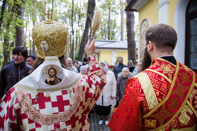 Окропление верующих святой водой на крестном ходе вокруг храма Святой Елисаветы в Покровском-Стрешневе